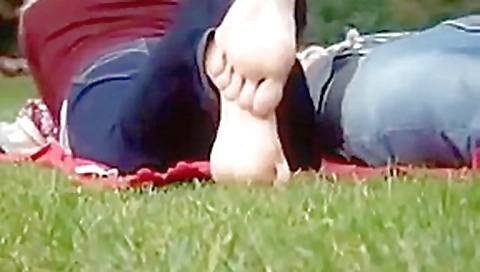 Candid Sexy Soles blonde in park